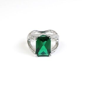 Elegant Silver and Green Gemstone Ring